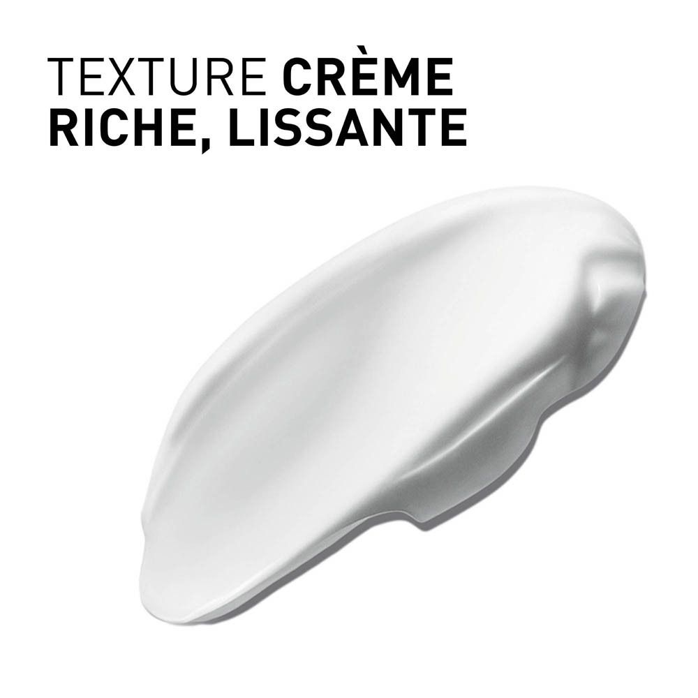 Texture crème. Blanche, lisse, brillante. Sur fond clair.