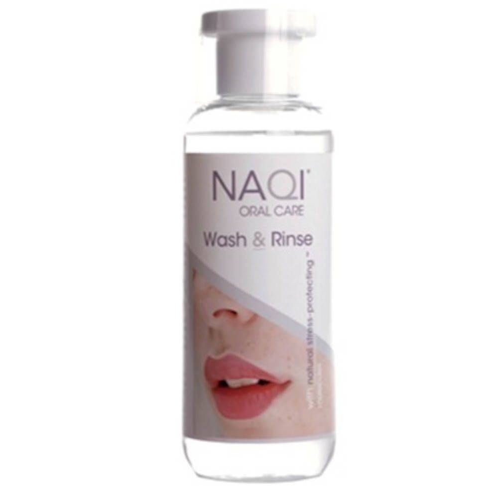 Flacon transparent, bouchon blanc. Inscription: NAQI Oral Care Wash & Rinse. Illustration d'une bouche.