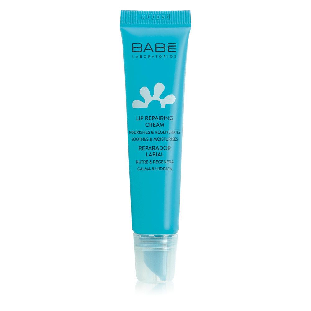 Türkisfarbene Tube. BABÉ-Logo und Schriftzug "LIP REPAIRING CREAM". Transparenter Applikator.