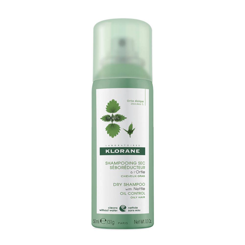 Grünes Spraydose mit KLORANE-Logo und Brennnessel-Abbildung. Trockenshampoo für fettiges Haar.