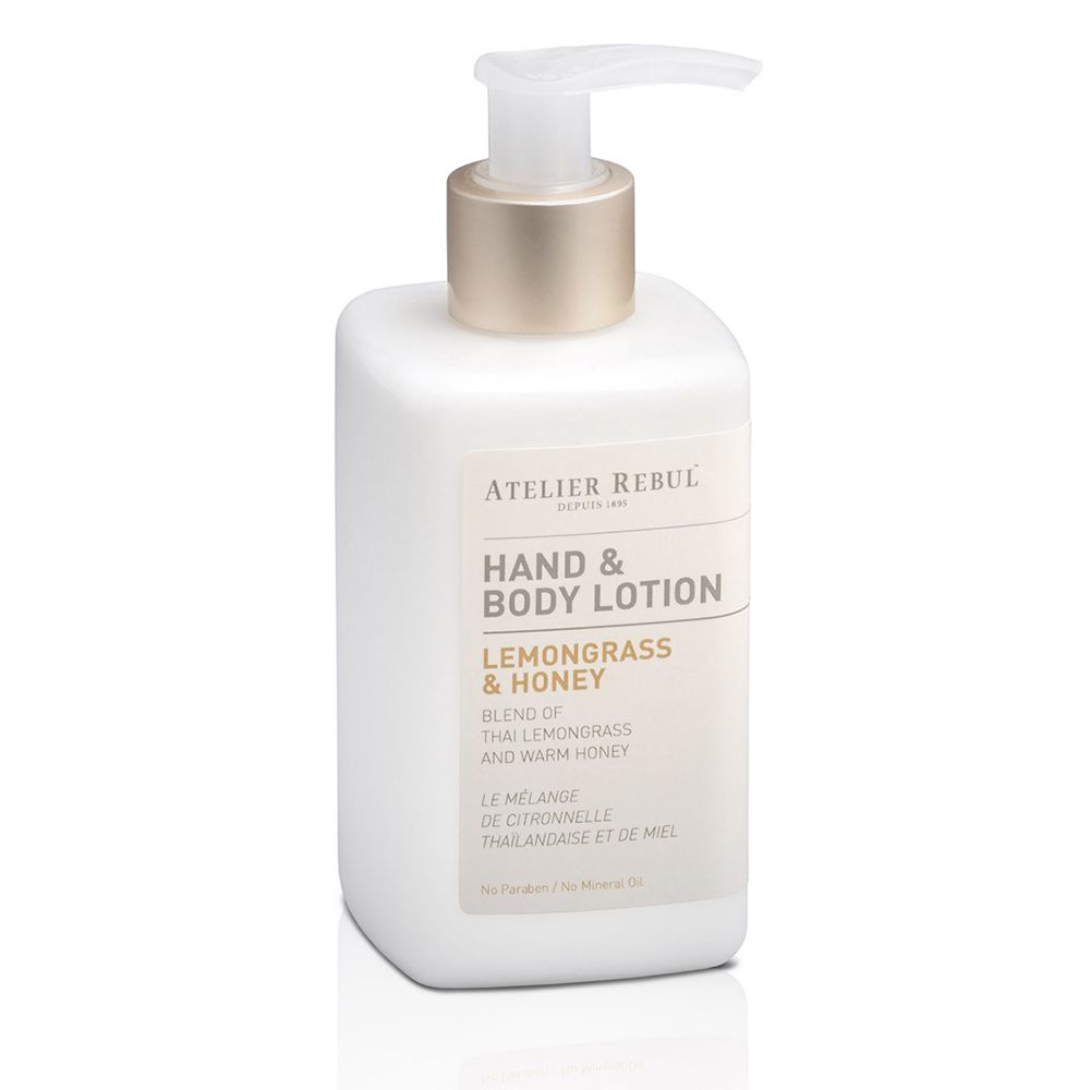 Flacon blanc de lotion pour les mains et le corps avec pompe dorée. Inscription : ATELIER REBUL, Hand & Body Lotion, Lemongrass & Honey.