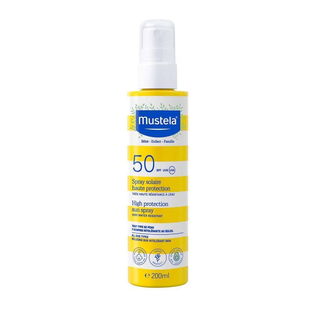 Gelbe Sprühflasche mit weißem Sprühkopf. Aufschrift: Mustela, 50 SPF, Spray solaire haute protection. Wasserfest.