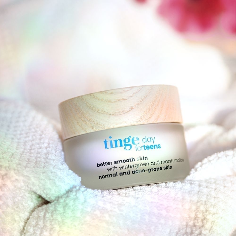 Tinge Day for Teens Crème de jour, pot en verre avec couvercle en bois, vue latérale, étiquette française.