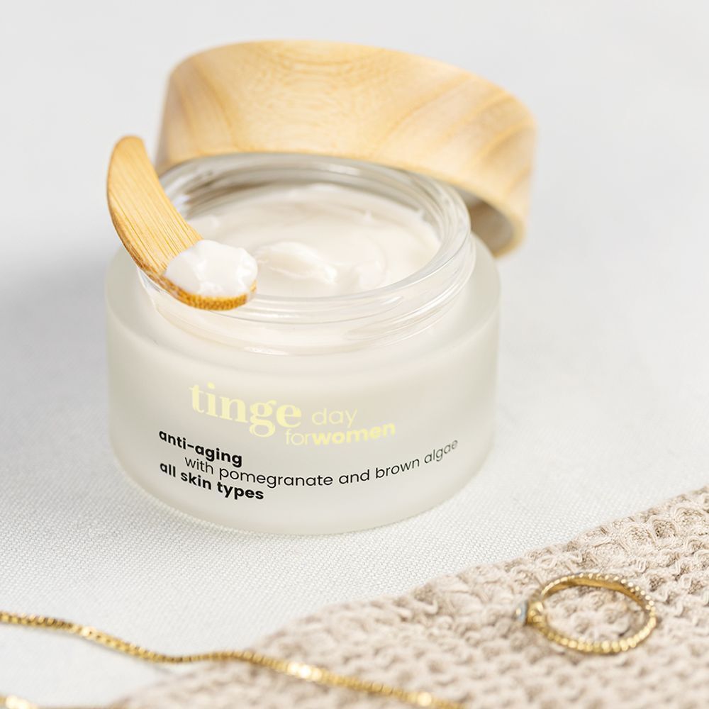 Tinge Day for Women crème de jour, pot en verre avec couvercle en bois, avec texte.