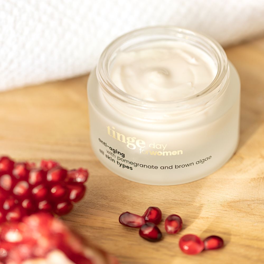 Tinge Day for Women crème de jour, pot en verre avec couvercle en bois, avec texte.