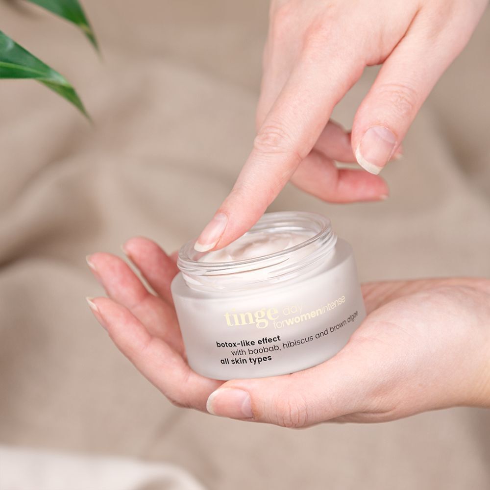 Crème de jour Tinge pour femmes, pot en verre avec couvercle en bois, gros plan.