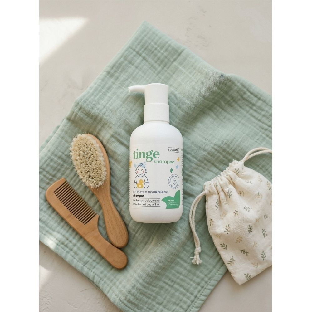 Flacon blanc avec étiquette verte. Inscription : tinge for babies Shampoo. Vue latérale.