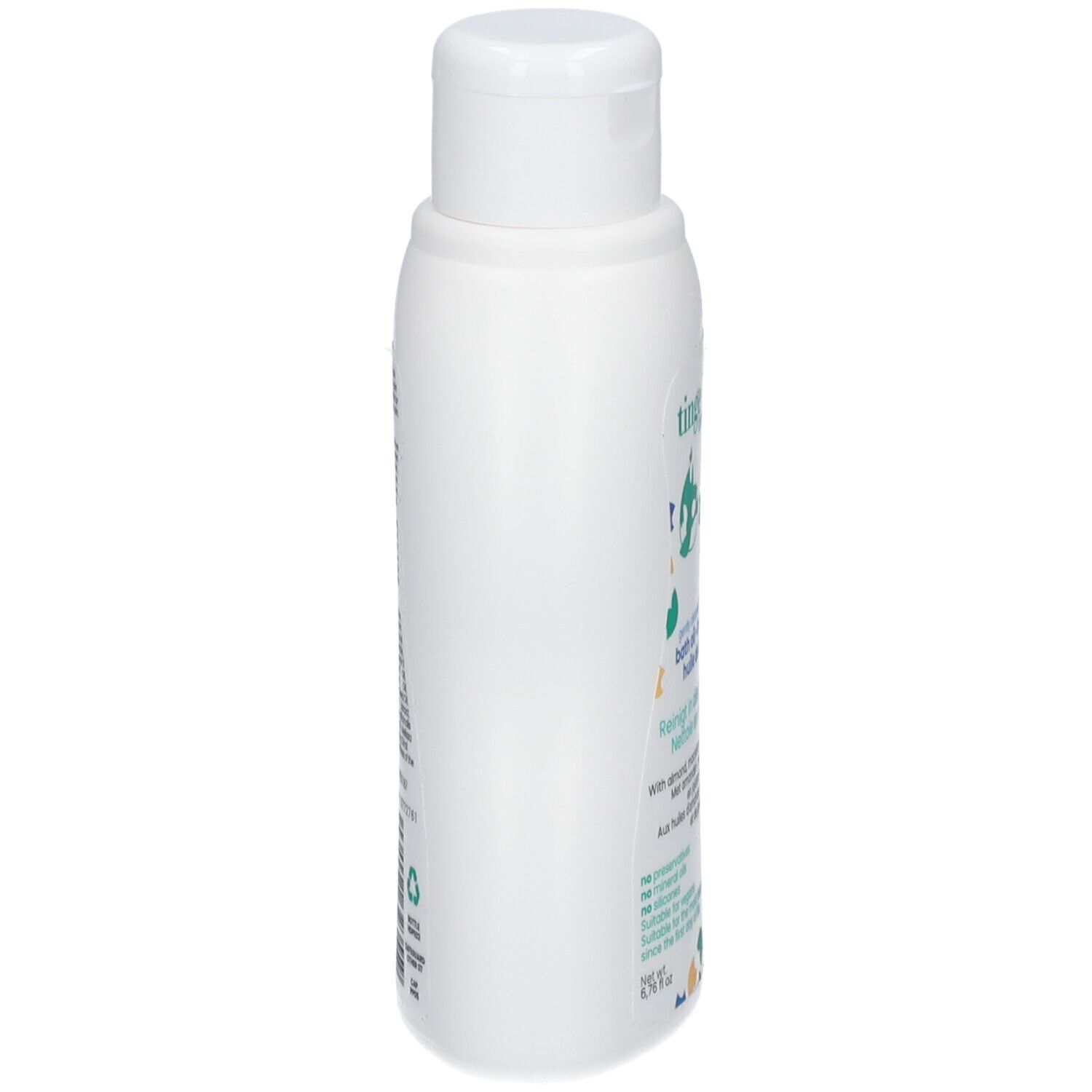 Produktflasche mit Etikett. Aufschrift: tinge bath oil, Cleansing & Nourishing bath oil. Mit Baby-Illustration. Auf Handtuch.