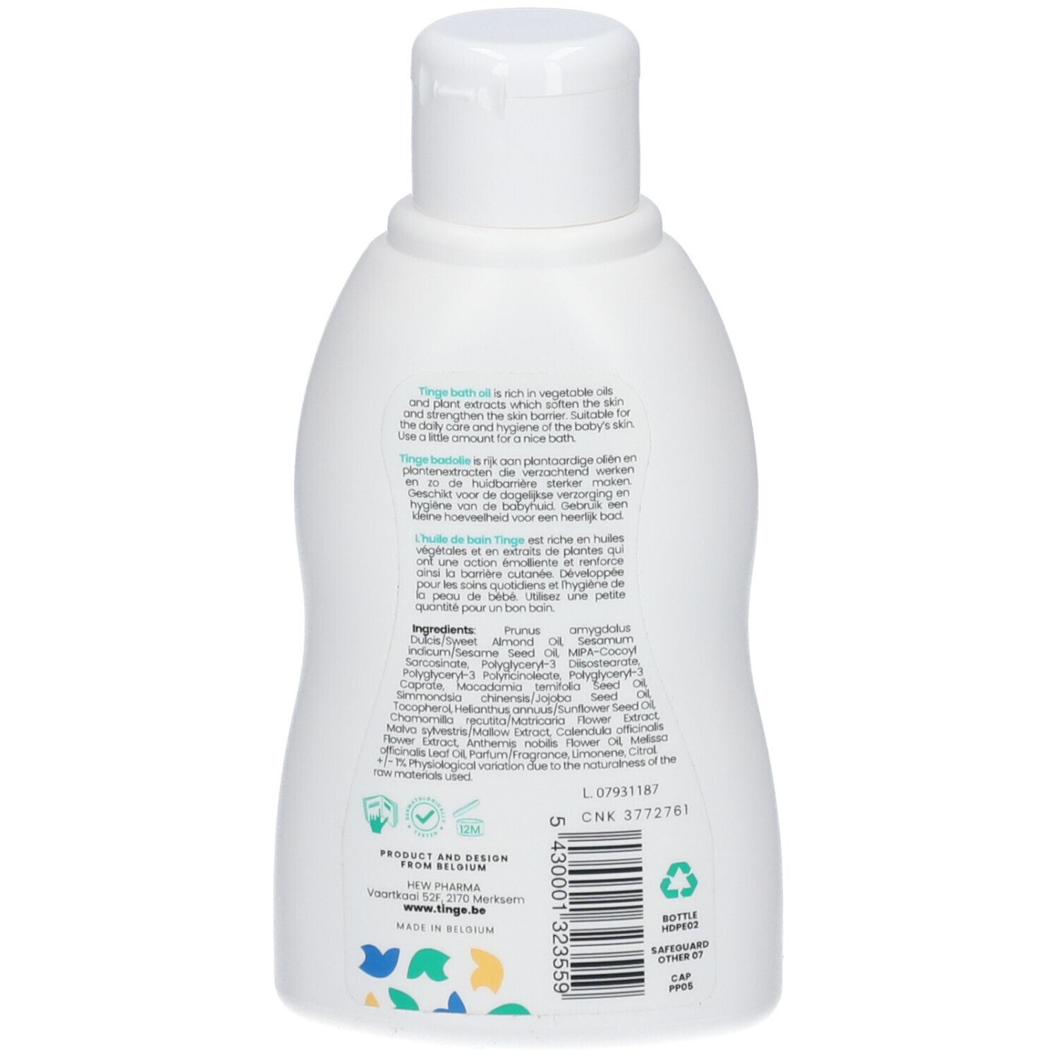 Baby sitzt in Badewanne mit Schaum. Produktflasche mit Etikett. Aufschrift: tinge bath oil, Cleansing & Nourishing bath oil.