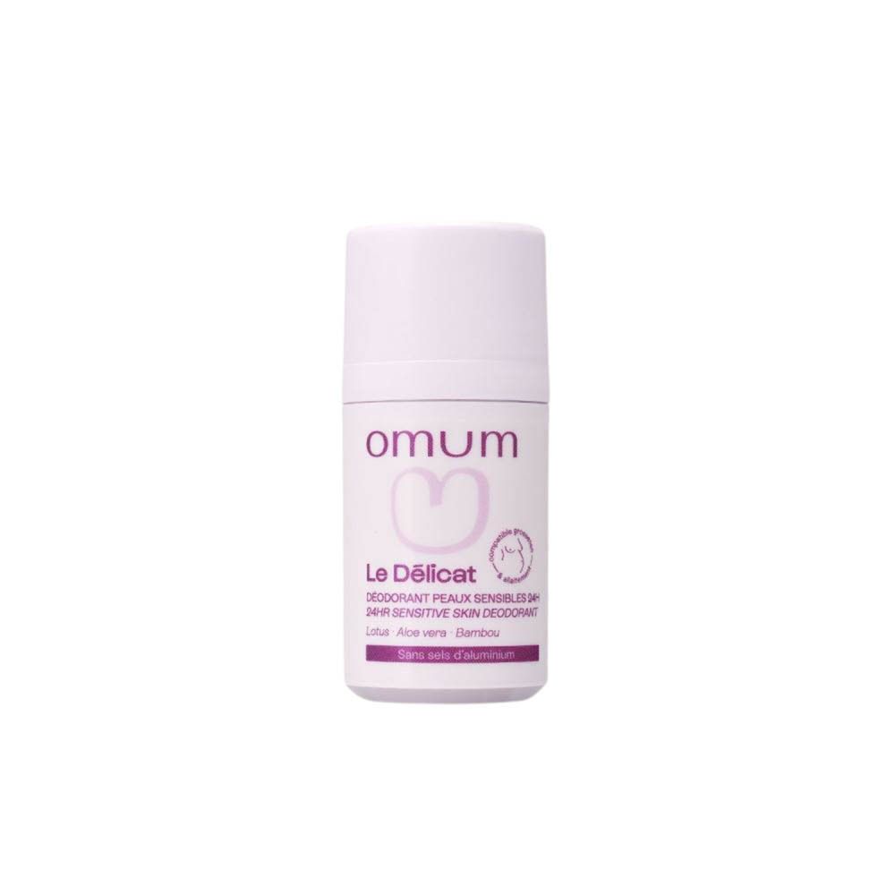 Roll-on déodorant avec couvercle blanc. Inscription: omum, Le Délicat, 24H Sensitive Skin Deodorant. Aloe vera, bambou.