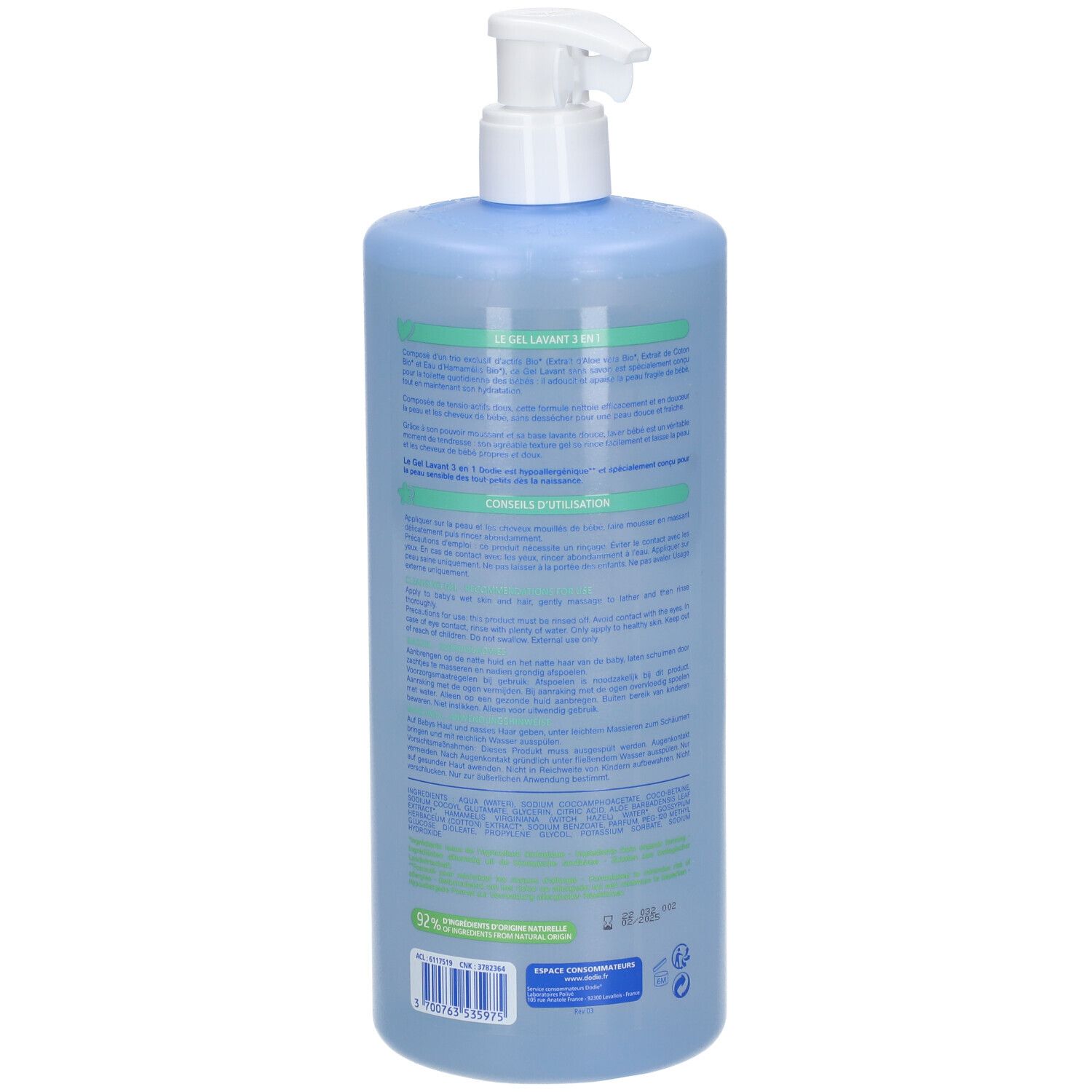 Hellblaue Flasche mit weißem Pumpverschluss. Rückseite mit Text in Grün und Blau. Französische Flagge unten.