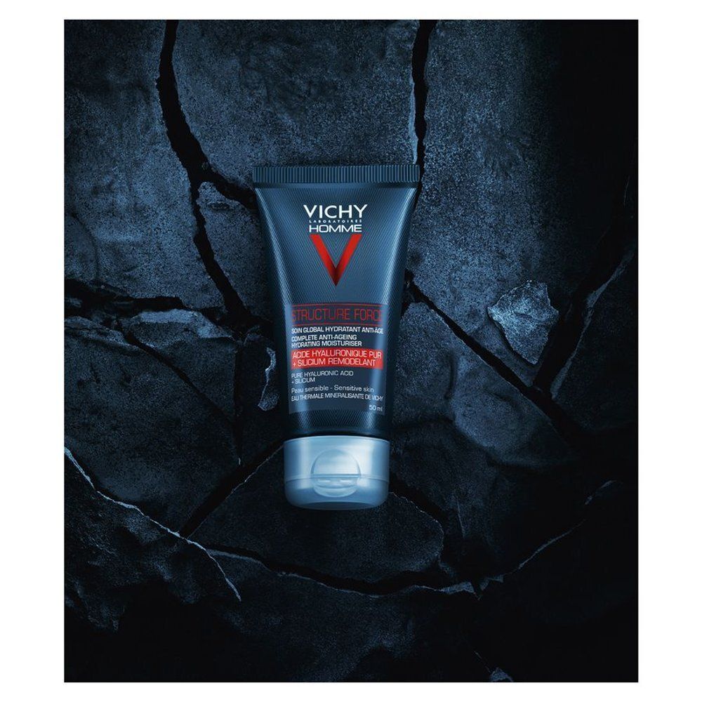 Tube bleu VICHY Homme. Contient Structure Force, soin hydratant. Sur fond de pierre.