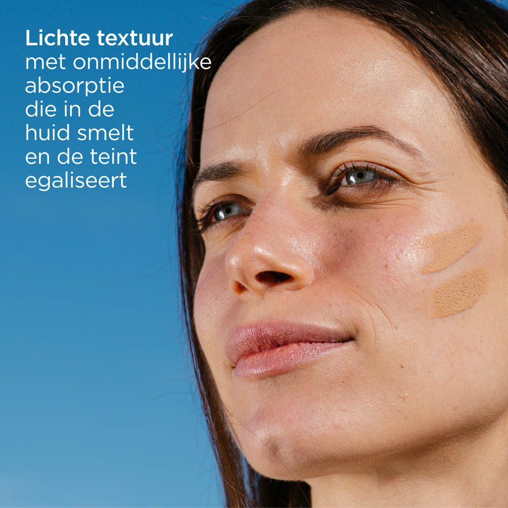 Hand hält eine Tube. Text: Dreifache depigmentierende Wirkung, macht Hautton heller und ebenmäßiger. Antiverschmutzung.