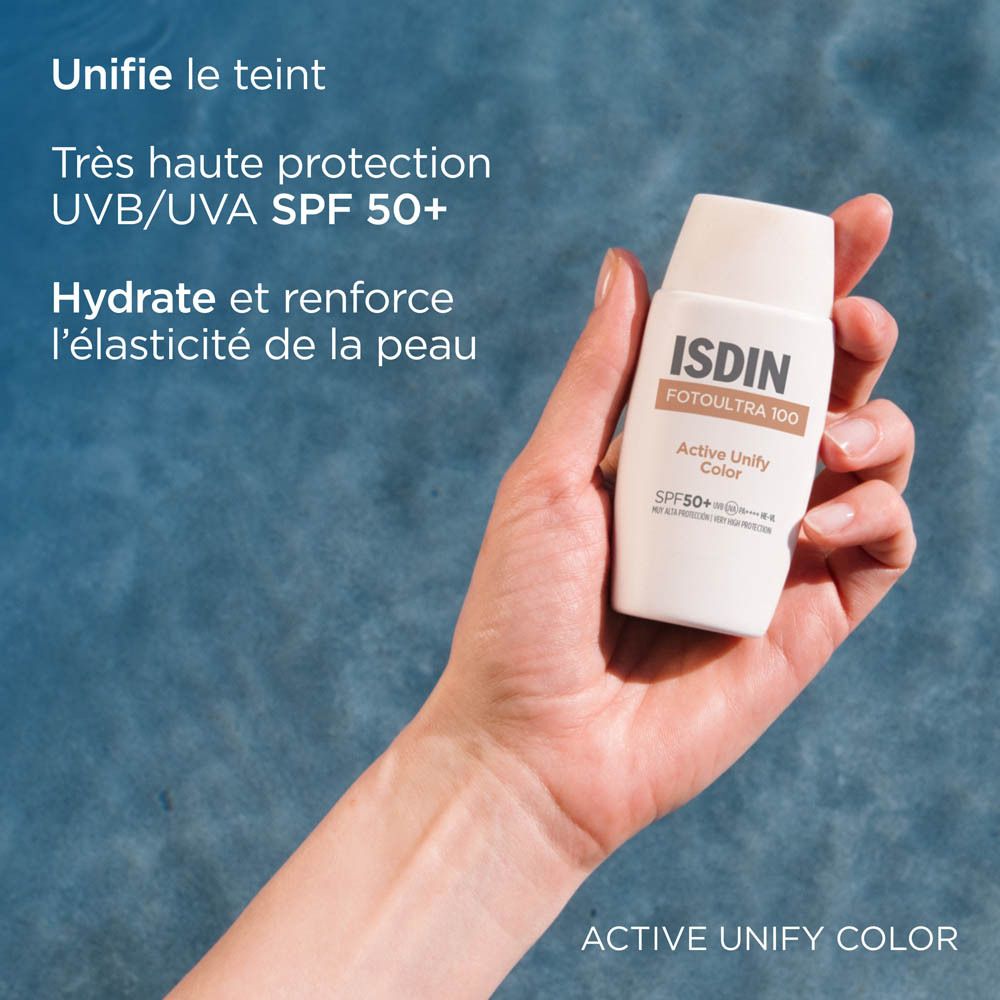 Main tenant un flacon blanc ISDIN FotoUltra 100 ACTIVE UNIFY COLOR. Texte: Unifie le teint, SPF 50+.