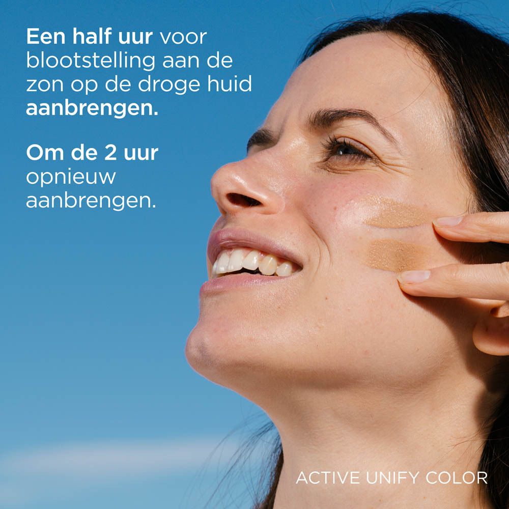 Frau mit Produkt auf der Haut. Text: Andrea, 4 Sterne. Ausgezeichnetes Produkt, hilft bei Feuchtigkeit und Flecken.