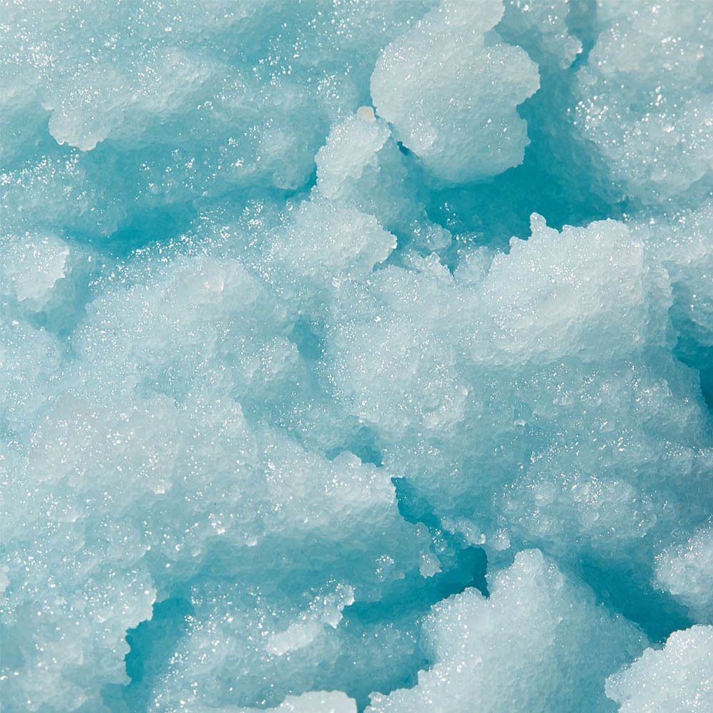 Pot blanc à couvercle vert. Inscription: EXFOLIANT GOMMAGE SEL MARIN. Marque: Somatoline Cosmetic.