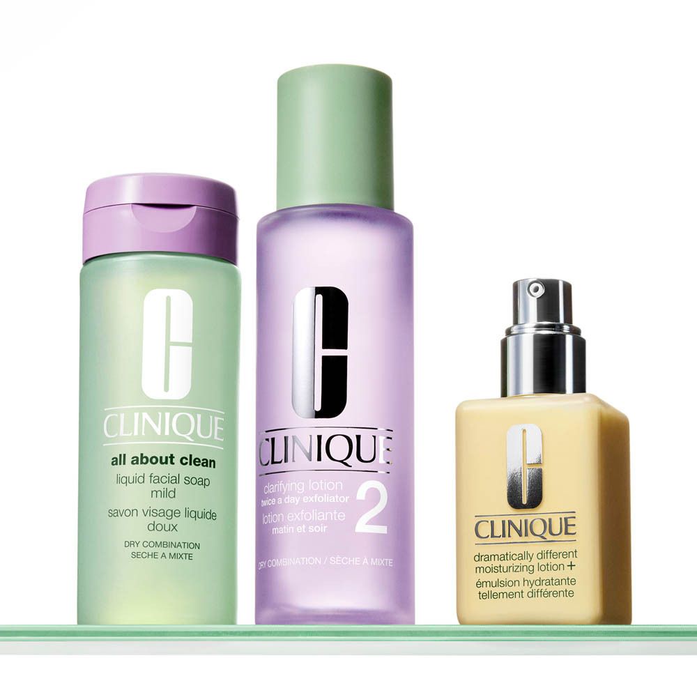 Drei Clinique Hautpflegeprodukte: Flüssigseife, klärende Lotion und Feuchtigkeitslotion.