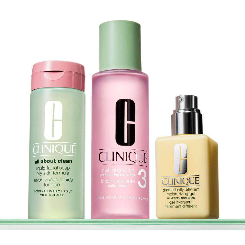 Drei Clinique Hautpflegeprodukte: Flüssigseife, Gesichtswasser und Feuchtigkeitsgel.