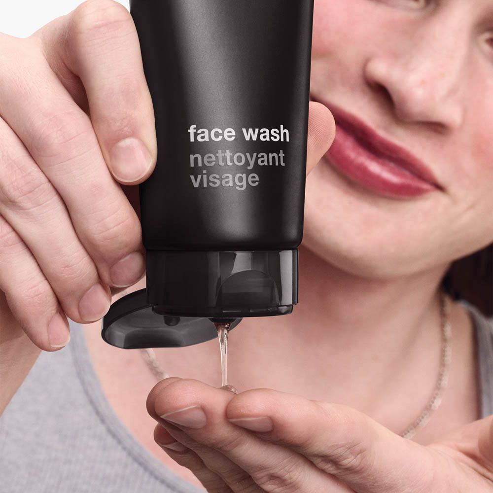 Eine Person gibt Clinique for Men Face Wash auf die Hand.