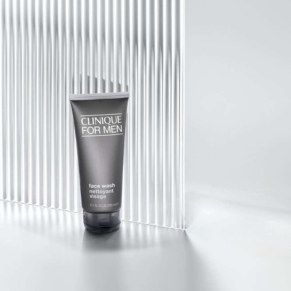 Clinique for Men Face Wash in einer dunklen Tube.