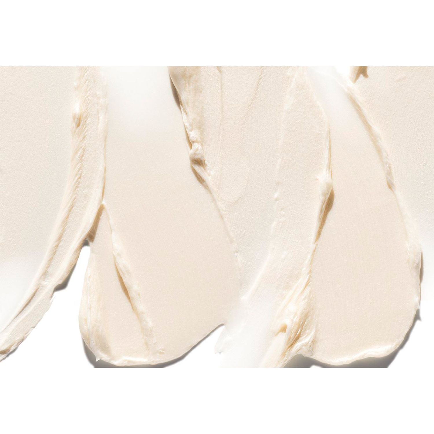 Nahaufnahme von Creme-Strichen. Cremefarbene Textur auf weißem Hintergrund. Mehrere unregelmäßige Striche.