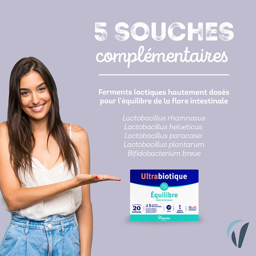 Femme présentant une boîte Ultrabiotique Équilibre. Inscription : 20 milliards, 5 souches. Texte : Ferments lactiques pour l'équilibre de la flore intestinale.