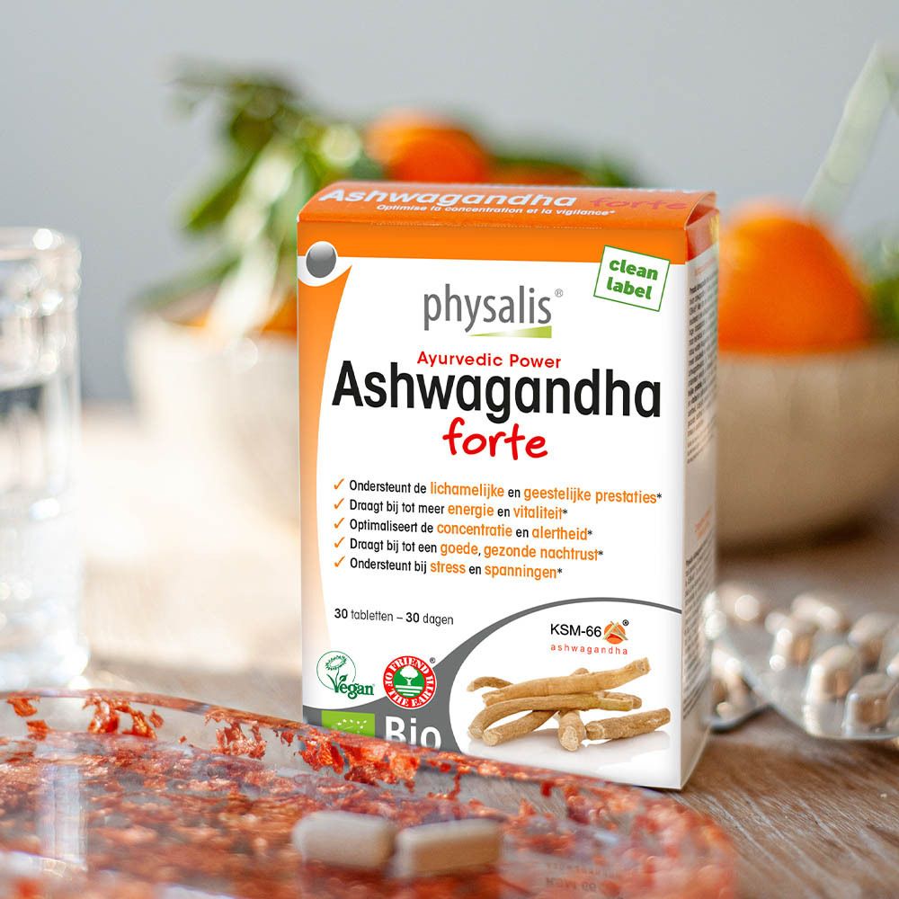Boîte de physalis® Ashwagandha forte. Sur une table, entourée d'ingrédients. Labels Bio et racines d'Ashwagandha.
