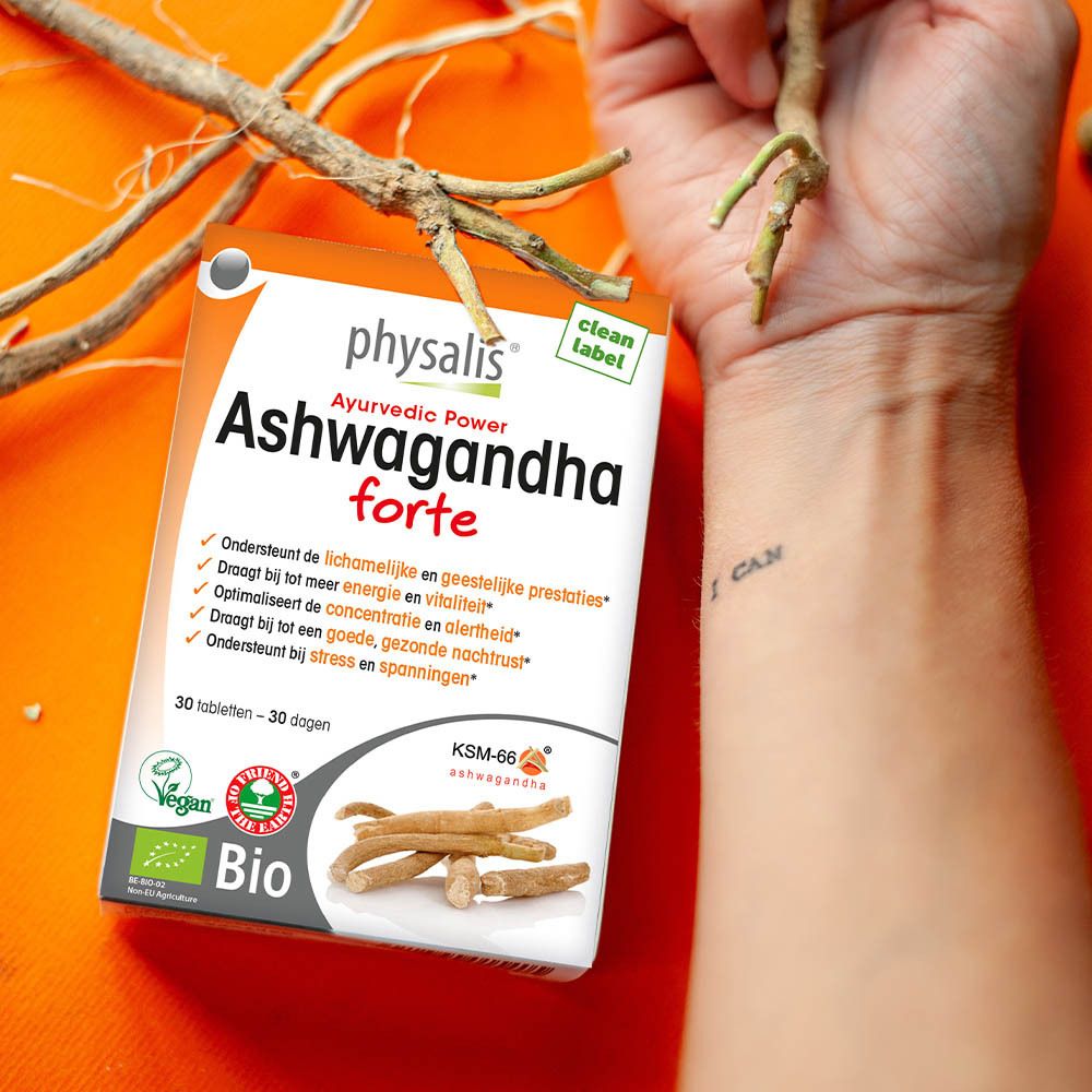 Verpackung von physalis® Ashwagandha forte. Auf einer Hand, mit Wurzeln. Bio-Siegel und Ashwagandha-Wurzeln.