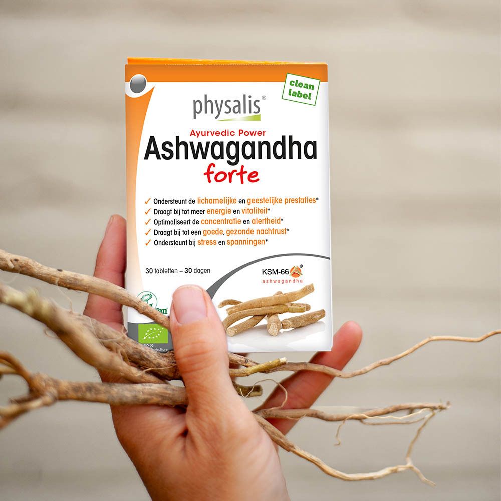 Verpackung von physalis® Ashwagandha forte. In einer Hand, mit Wurzeln. Bio-Siegel und Ashwagandha-Wurzeln.