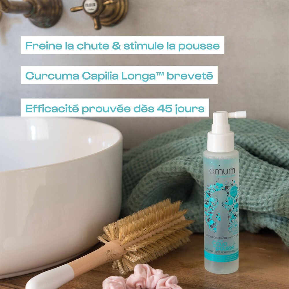 Produit avec scène de bain. Flacon, brosse, serviette. Texte: Curcuma Capilia Longa, efficacité après 45 jours.