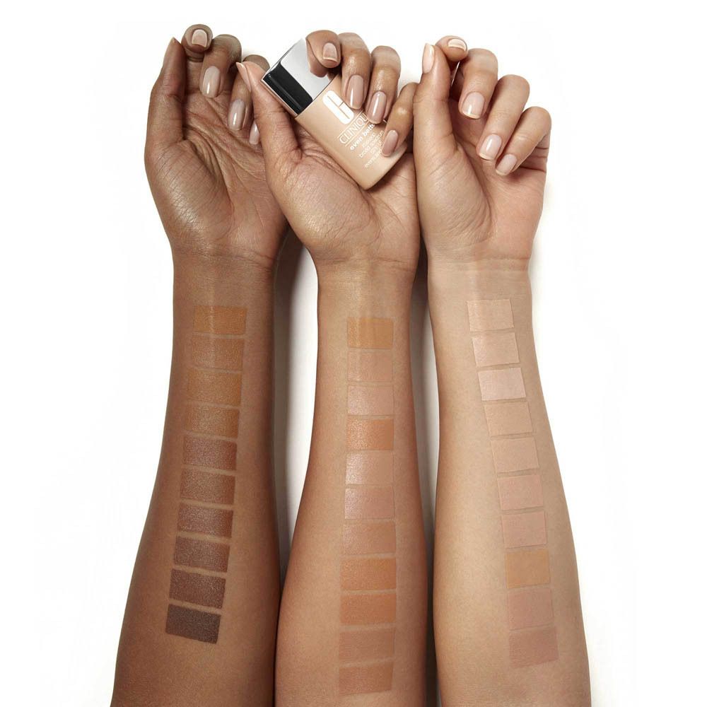 Drei Arme mit aufgetragenen Make-up-Farbfeldern und einer Flasche.