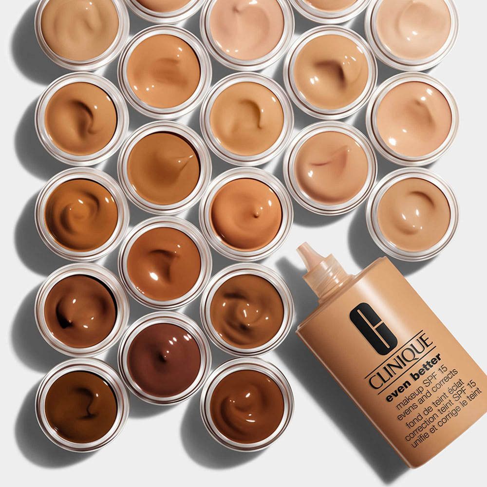 Clinique Even Better Make-up Fläschchen und offene Töpfe mit verschiedenen Hauttönen.