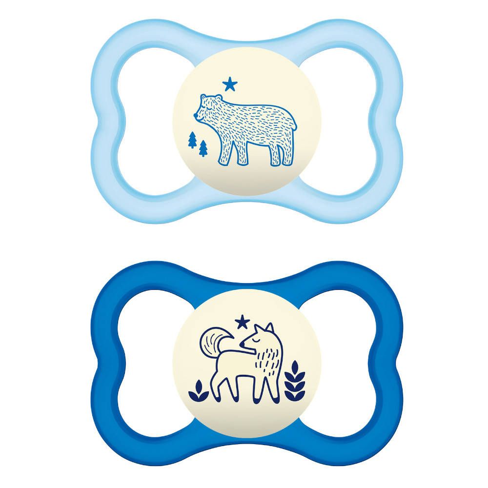 Zwei Schnuller mit Tierdesigns. Blau und dunkelblau mit Bär und Wolf. MAM-Logo auf den Saugern.