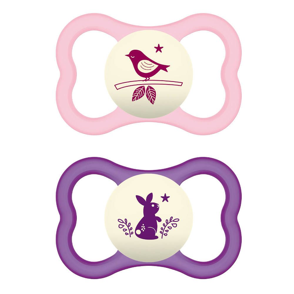 Zwei Schnuller mit Tierdesigns. Rosa und lila mit Vogel und Hase. MAM-Logo auf den Saugern.