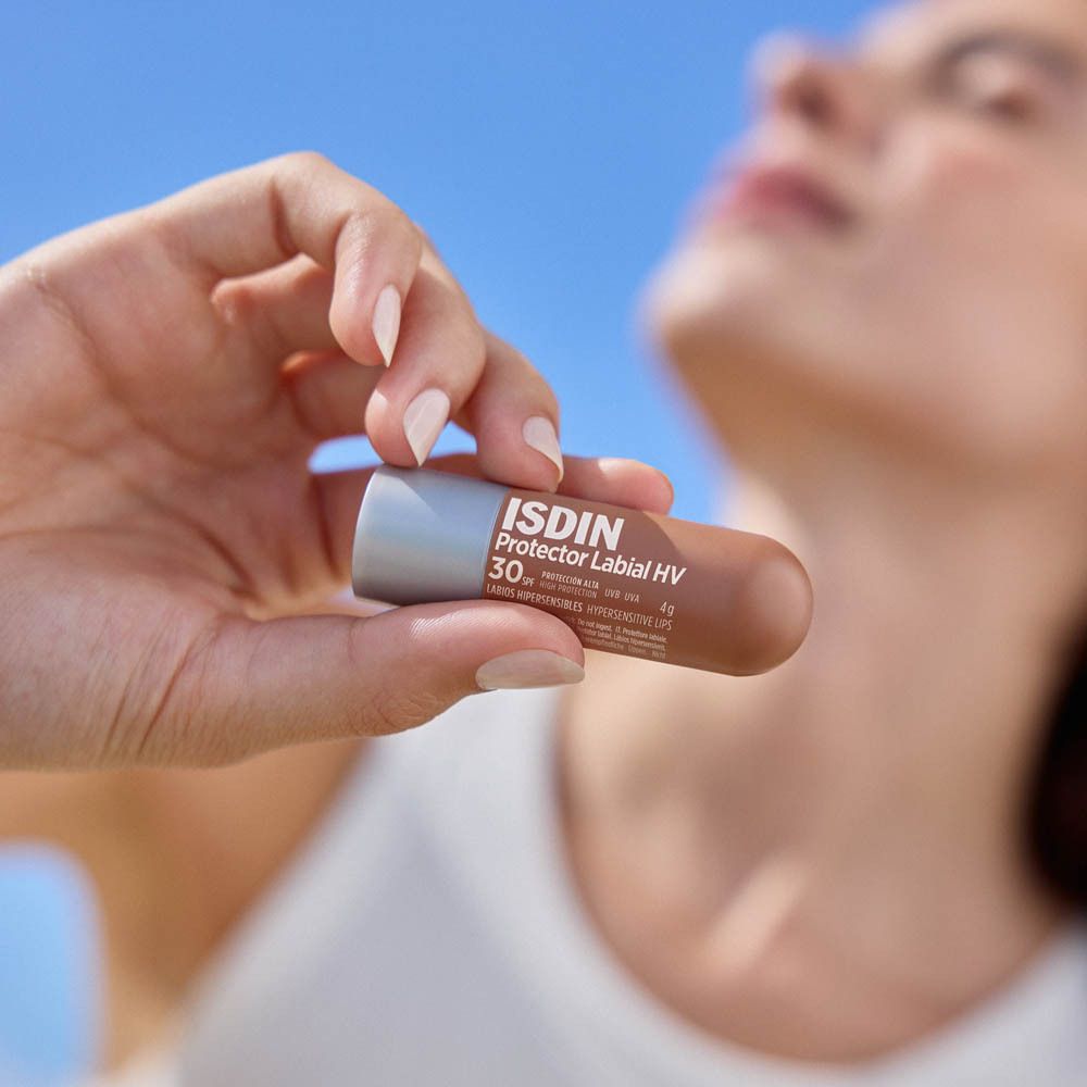 Stick à lèvres. Étui argenté, capuchon marron. ISDIN Protector Labial HV 30.