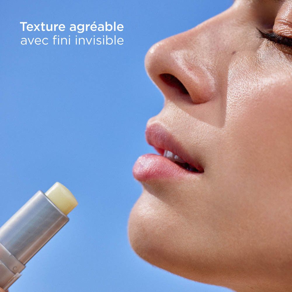 Lèvres enduites avec ISDIN Protector Labial HV LSF 30. Fond bleu. Texte.