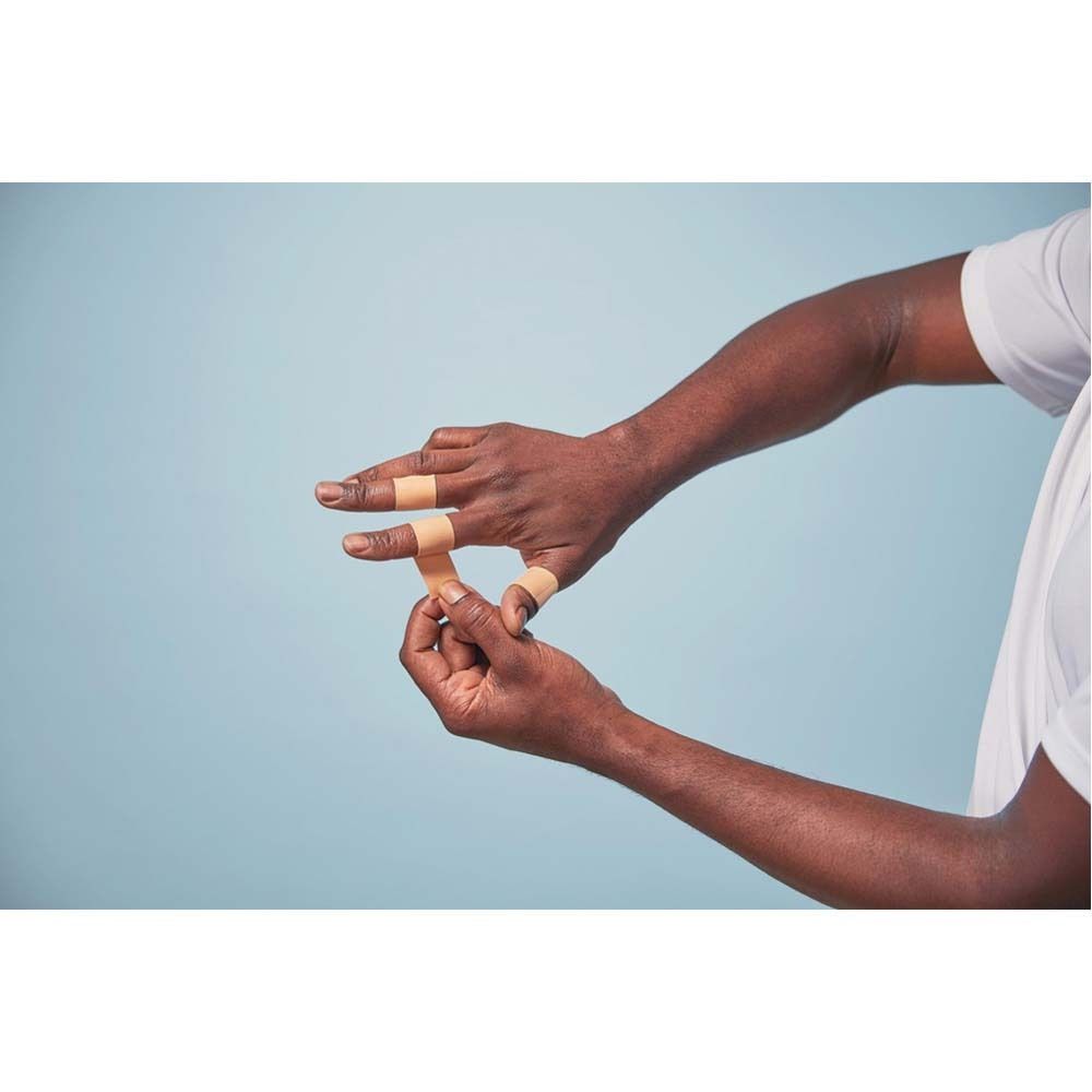 Verpackung von Nexcare active tape. Orange-weiß. Rolle Tape sichtbar. 2,54 cm x 4,57 m.