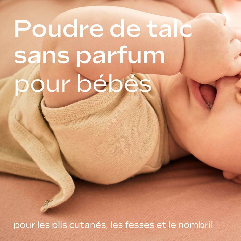 Bébé couché sur le ventre. Texte: Poudre de talc sans parfum pour bébés.
