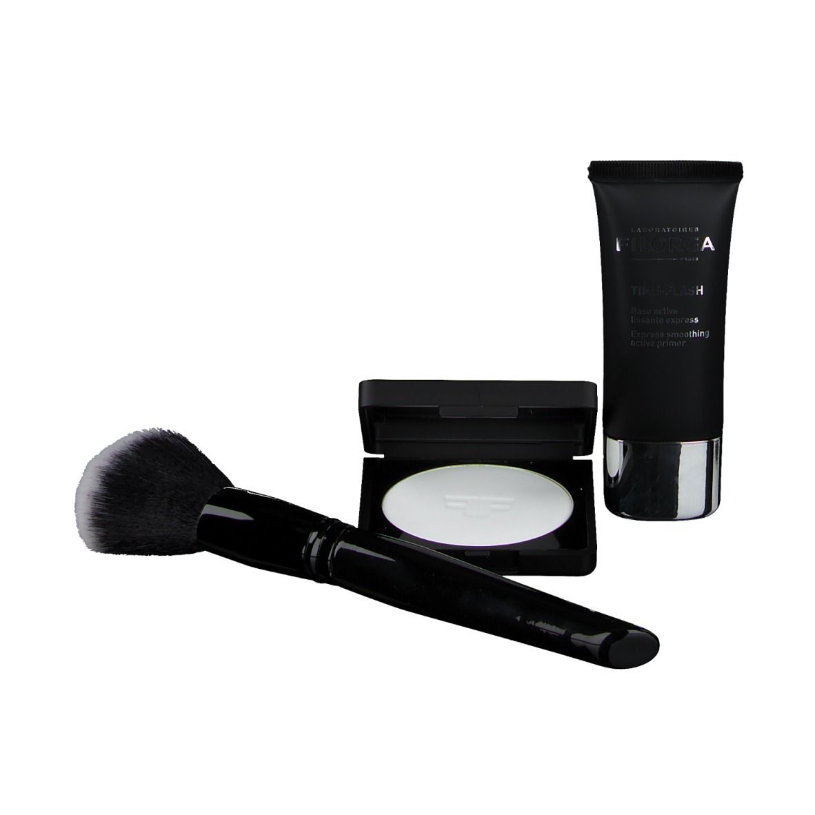 Schwarzer Pinsel, Puder-Kompakt, und Tube. Pinsel mit schwarzem Griff und Borsten. Puder in schwarzem Behälter. Tube mit silbernem Boden.