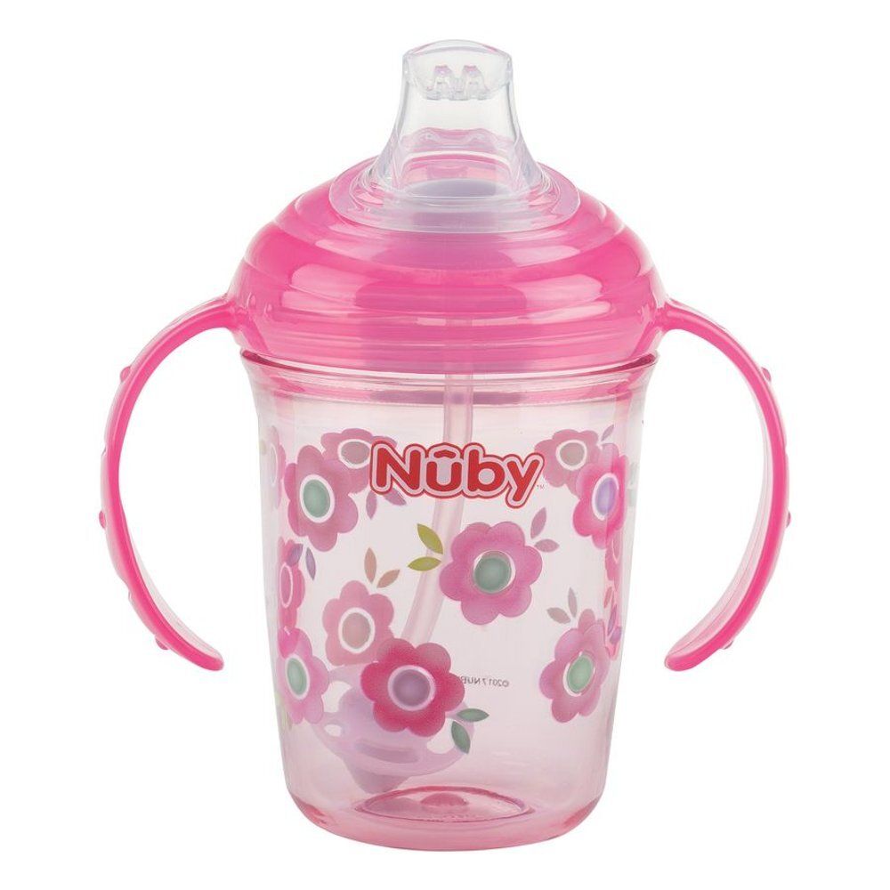 Gobelet rose avec poignées, couvercle rose et paille. Le gobelet a un motif floral et le logo.