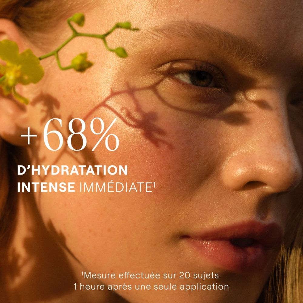 Gesicht einer Frau mit einem Tropfen Creme, Text: +68% intensive Feuchtigkeit.