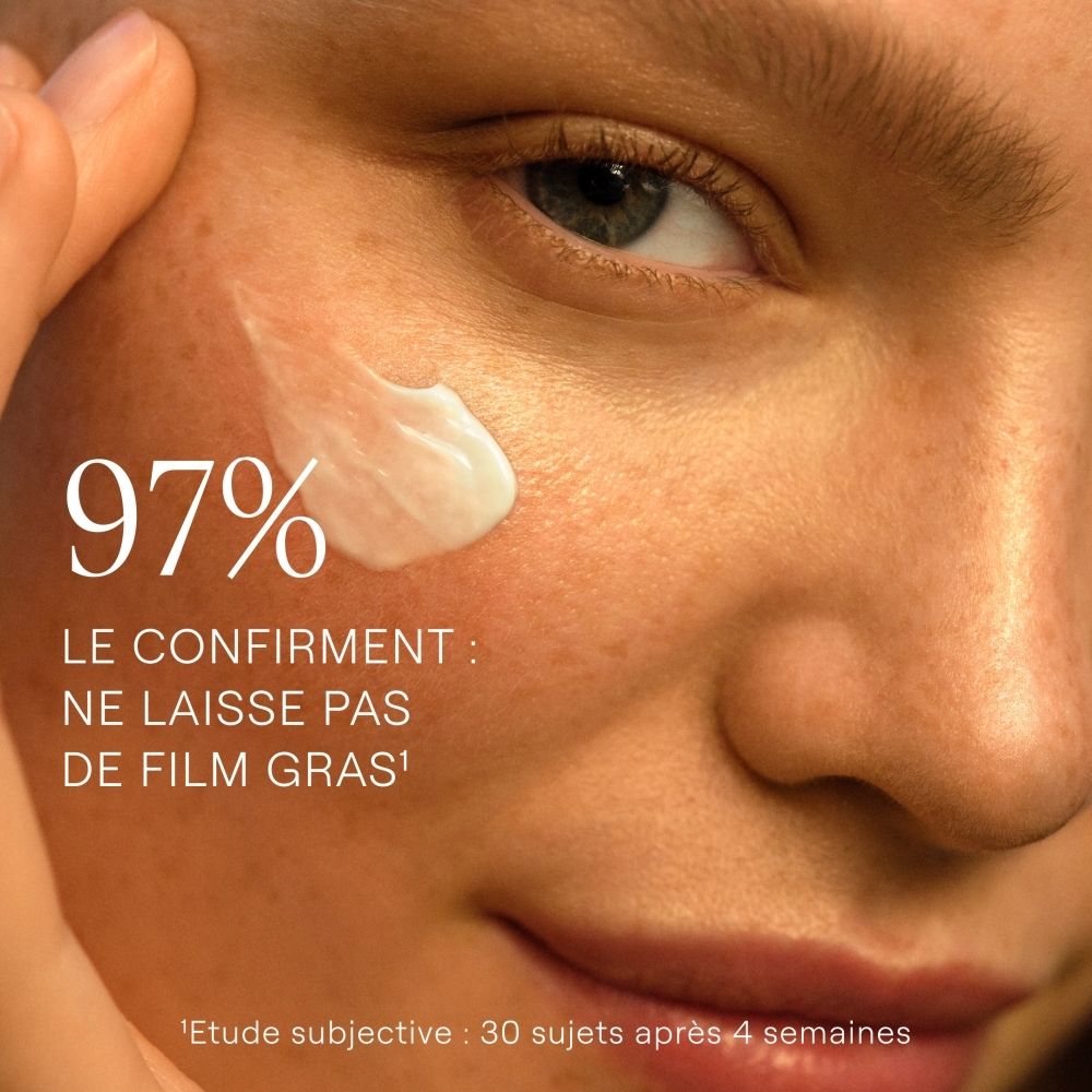 Nahaufnahme eines Gesichts, auf das eine Creme aufgetragen wird, mit der Aufschrift '97% bestätigen: Hinterlässt keinen Fettfilm'.