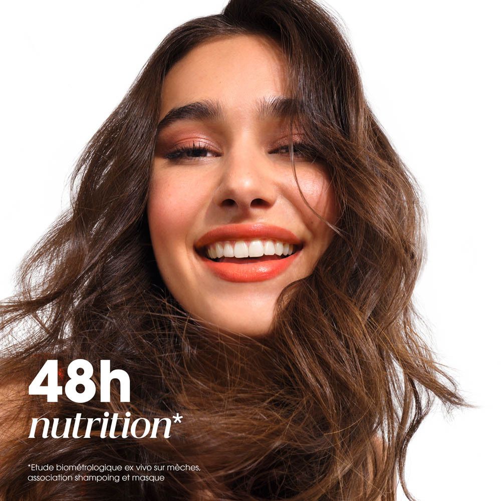 Femme souriante aux cheveux bruns. Texte : Nutrition 48h.
