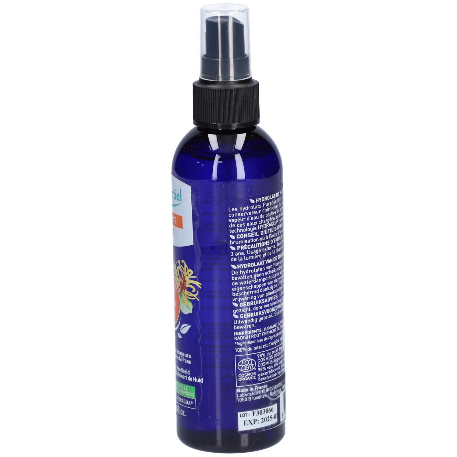 Rückseite der blauen Flasche. Text in Französisch und Niederländisch. Aufschrift: Puressentiel, Hydrolat, Hamamelis Toverhazelaar, Bio.
