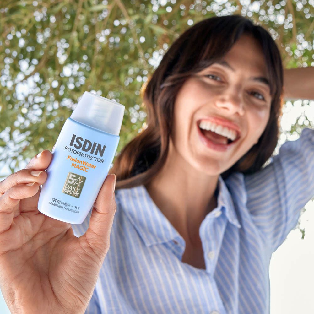 ISDIN Fotoprotector FusionWater Magic. Femme tenant le flacon. Inscription: SPF 50, 5x Daily Protection.