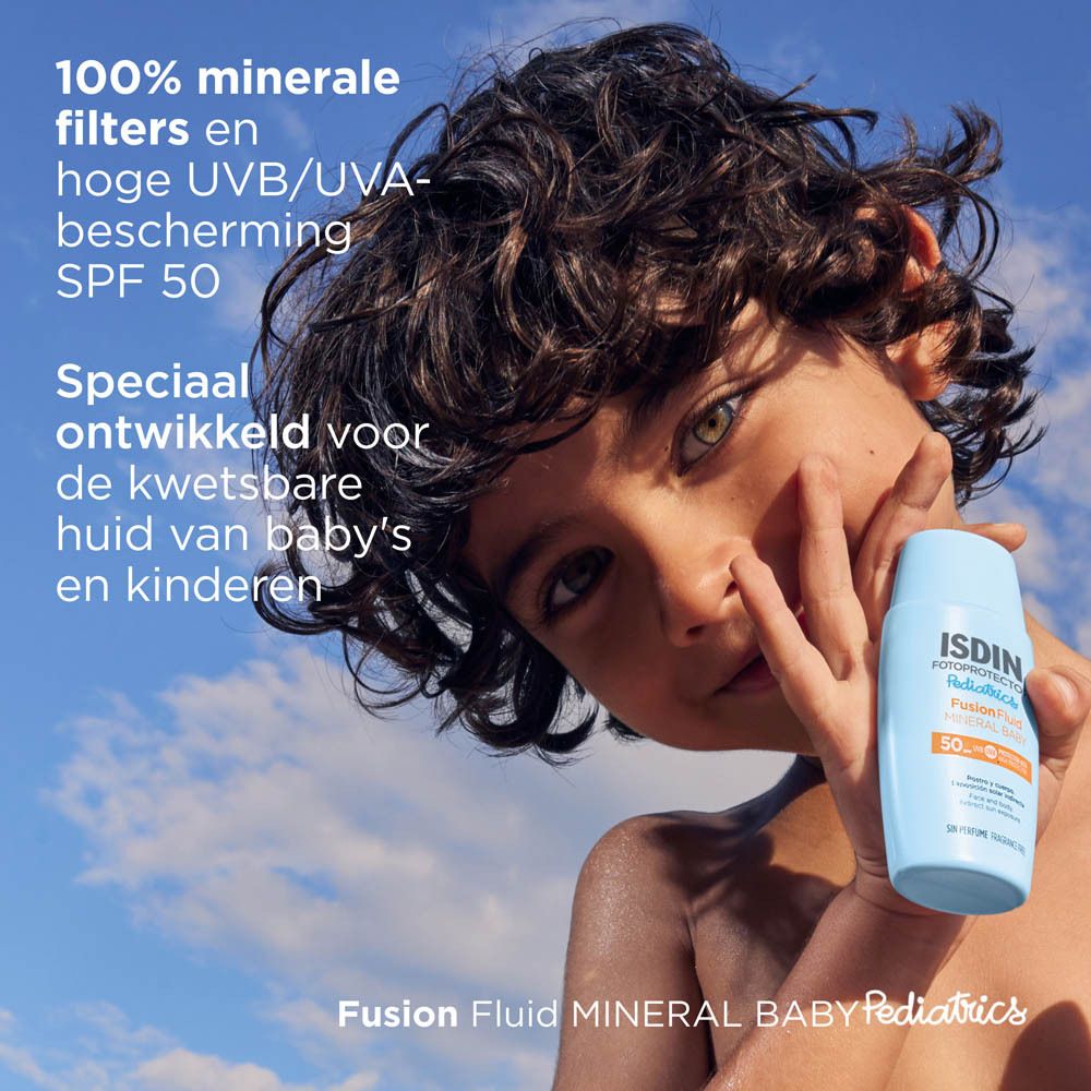 Kind hält eine blaue Flasche. Text: 100% mineralische Filter, SPF 50. Fusion Fluid MINERAL BABY Pediatrics.