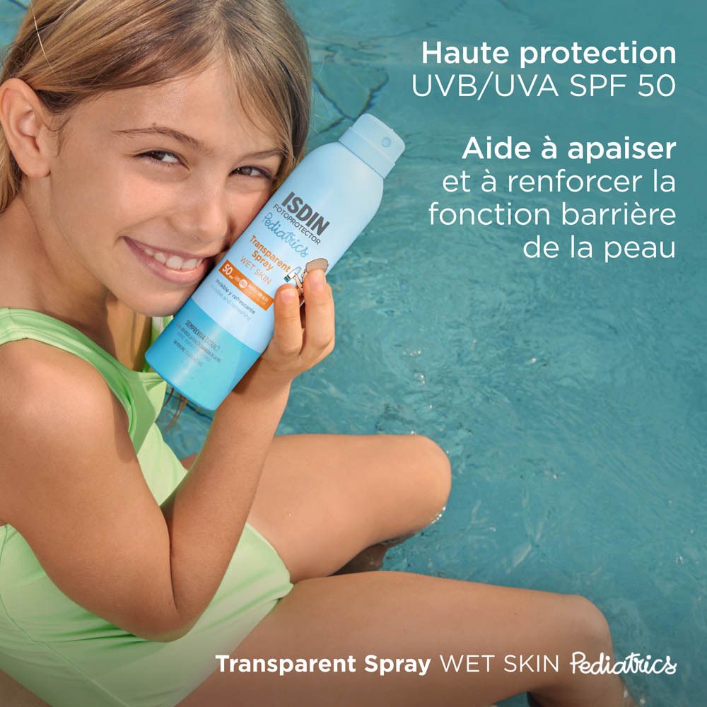 Enfant tenant ISDIN Fotoprotector Pädiatrie Transparent Spray Wet Skin SPF50+. Enfant au bord de la piscine.
