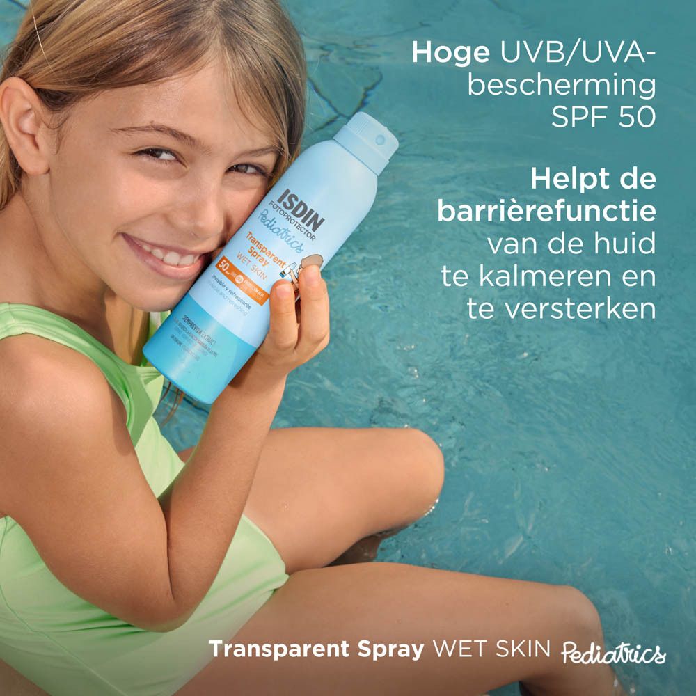 Kind hält ISDIN Fotoprotector Spray. Blaue Flasche, weißer Deckel. Text auf Niederländisch.