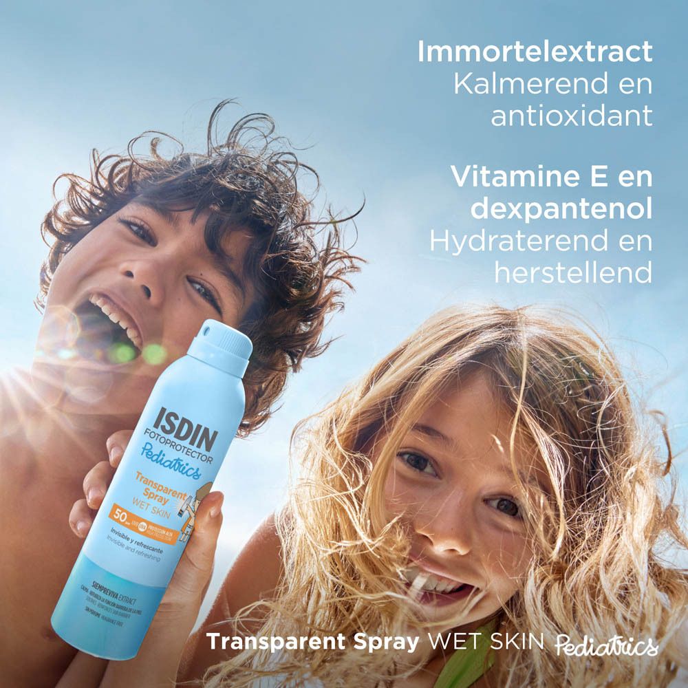 Zwei Kinder mit ISDIN Fotoprotector Spray. Blaue Flasche, weißer Deckel. Text auf Niederländisch.
