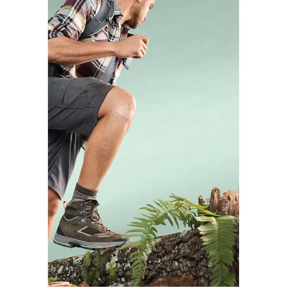 Person mit einem Nexcare Max Hold Pflaster am Ellenbogen. Pflaster ist beige und sechseckig.